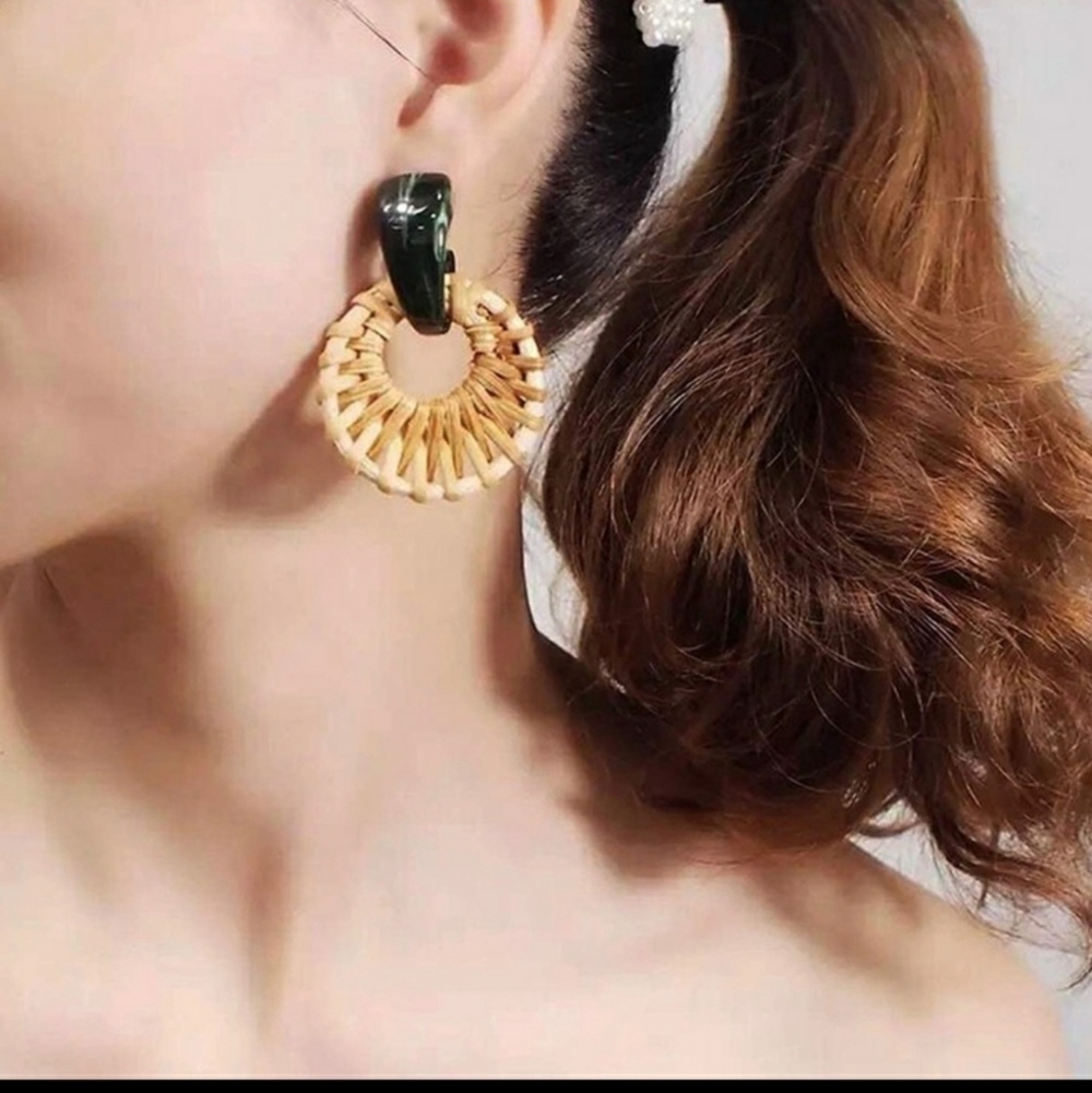 New Woven Rattan and Green Acrylic Earrings - Picture 2 of 6